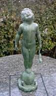 Junge mit Frosch gr&uuml;n patiniert mit 4 Wasserd&uuml;sen