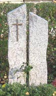 Gertelbach-Granit gespitzt mit Kreuz in Bronzeguss