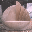 Muschelkalkstein gebeilt, geschliffen, Symbol Öllampe