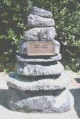 Tauern-Grün, Steinpyramide, Symbol Wegzeichen, mit Inschrift auf Bronzetafel